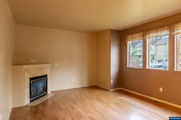 374 25th St, Redmond, OR 97756