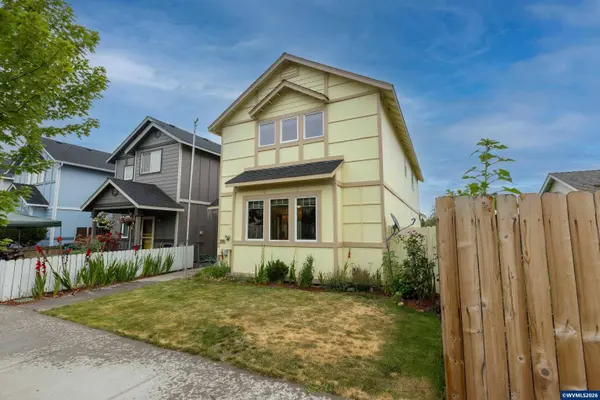 374 25th St, Redmond, OR 97756