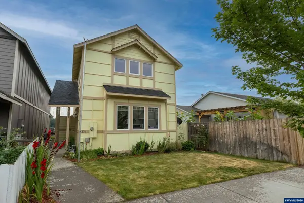 374 25th St, Redmond, OR 97756