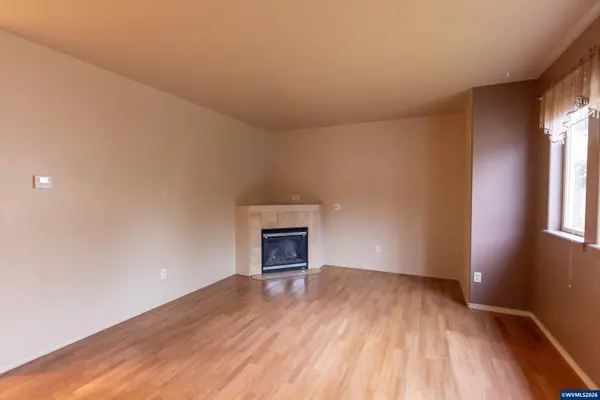 374 25th St, Redmond, OR 97756