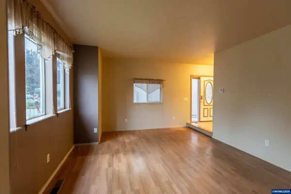 374 25th St, Redmond, OR 97756