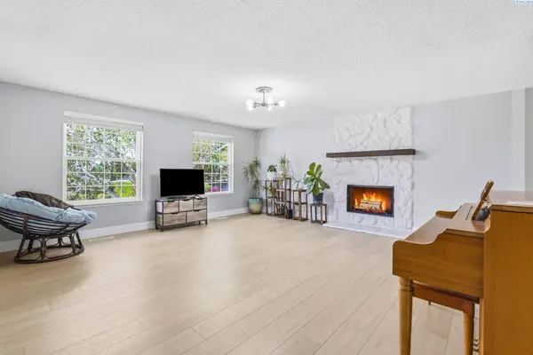 4517 W 14th Ave, Kennewick, WA 99338