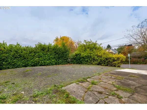 6055 E BURNSIDE ST, Portland, OR 97215