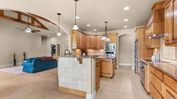 192 COPPER RIDGE DR, La Vernia, TX 78121