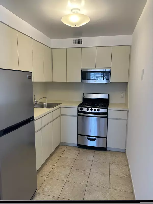 Astoria, NY 11106,31-64 21st St #9A