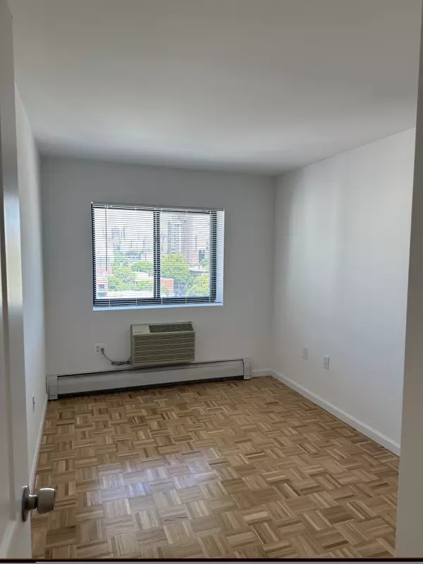 Astoria, NY 11106,31-64 21st St #9A