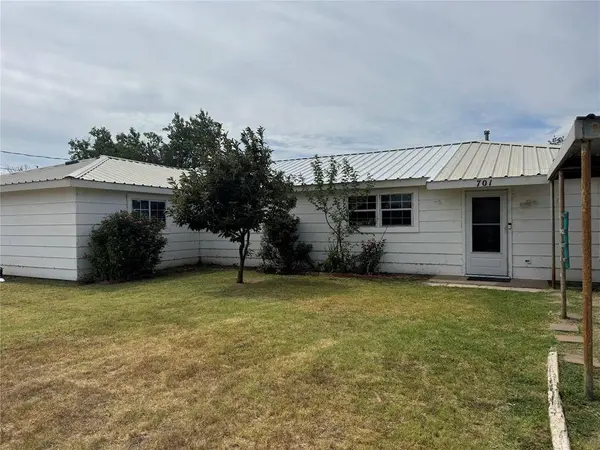 701 NE 3rd Street, Knox City, TX 79529