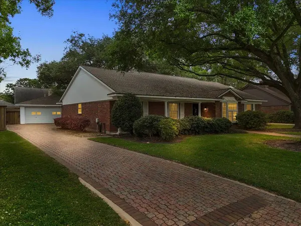 606 Forest Lake DR, Seabrook, TX 77586