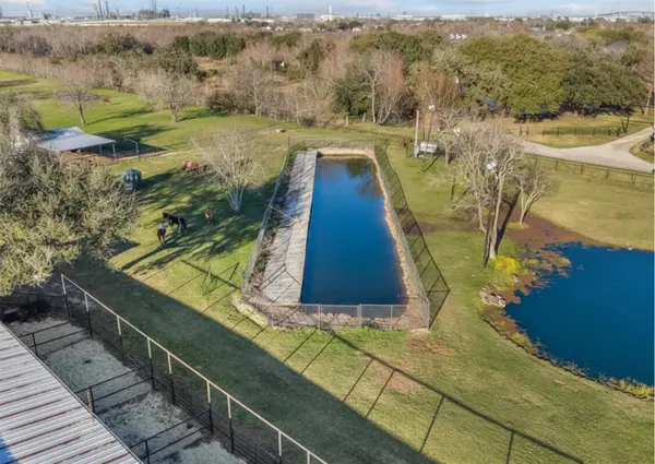 10431 N P ST, La Porte, TX 77571