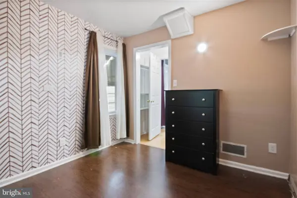 16 CLOVER AVE, Trenton, NJ 08638