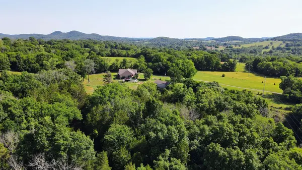 335 Hankins Ln, Hartsville, TN 37074