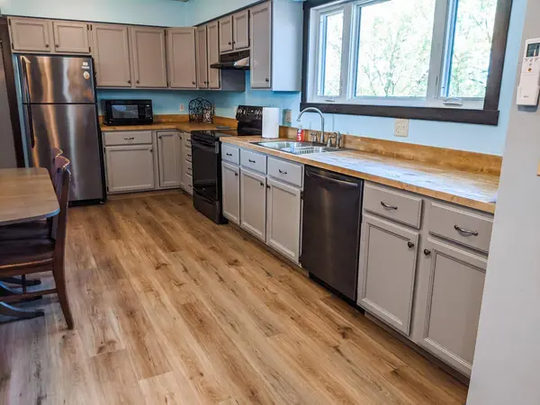 1381 N 2nd ST, Lansing, IA 52151
