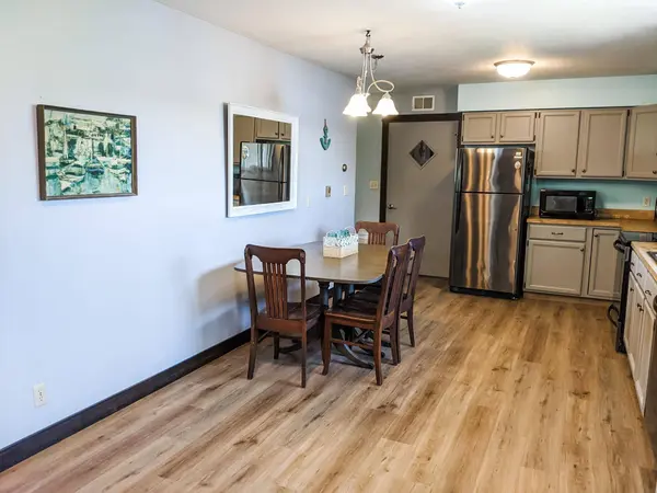 1381 N 2nd ST, Lansing, IA 52151