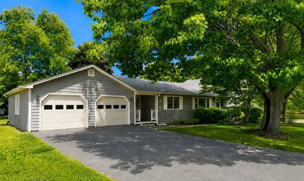 8 Toftree LN, Dover, NH 03820