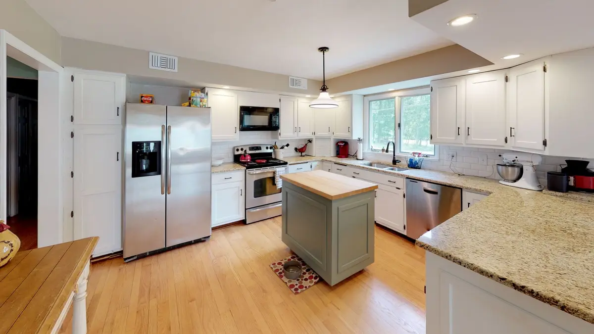 home-seller-compairing-listings-online