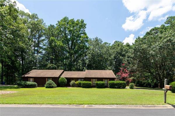 423 Dartmoor DR NW