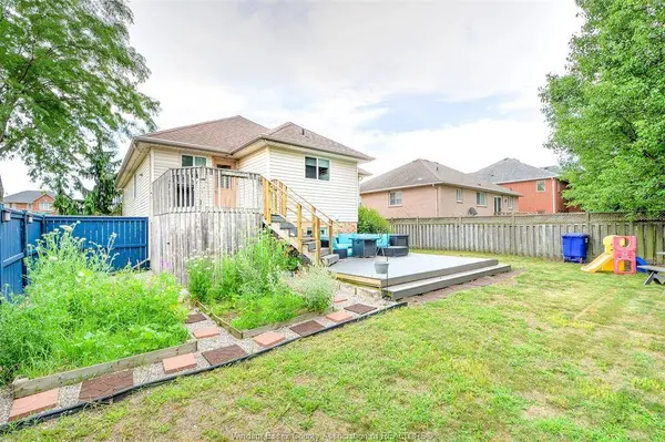 1051 CORA GREENWOOD, Windsor, ON N8P 1K2
