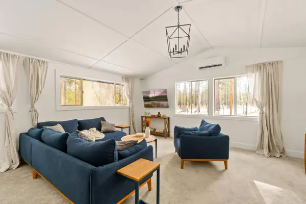 17376 Lively LN, Bend, OR 97707