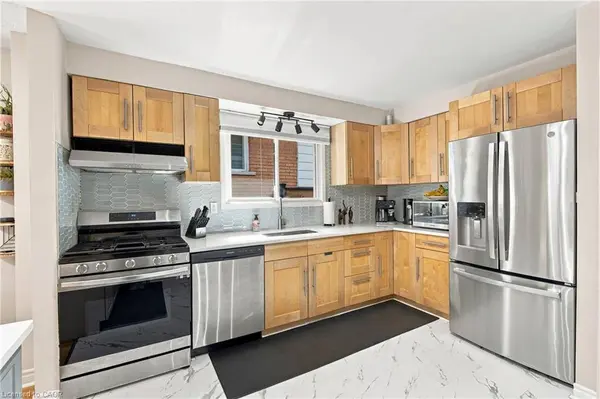 12 Glamis Court, Hamilton, ON L9C 6B3
