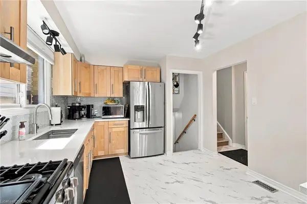 12 Glamis Court, Hamilton, ON L9C 6B3