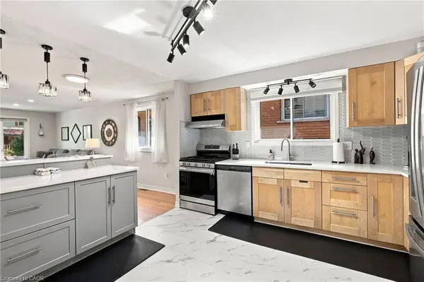 12 Glamis Court, Hamilton, ON L9C 6B3