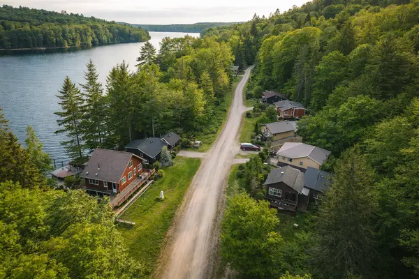 What Buyers Need to Know About Rights of Way, Easements, Shared Driveways, and Shared Roads in Muskoka,Dee Dee Weiland