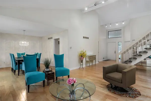7273 Creeks Bend CT, West Bloomfield, MI 48322