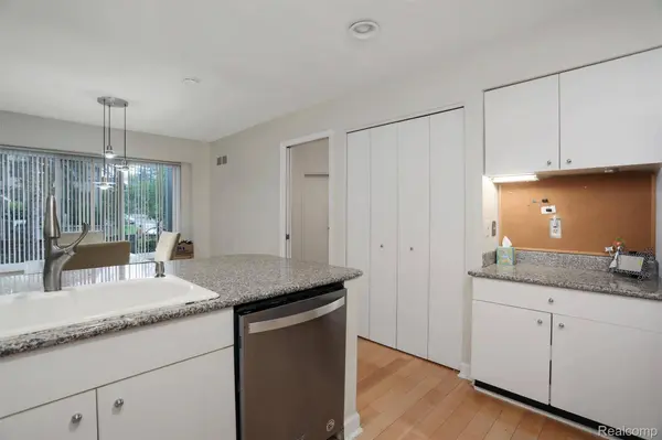 7273 Creeks Bend CT, West Bloomfield, MI 48322