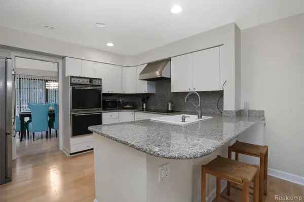 7273 Creeks Bend CT, West Bloomfield, MI 48322