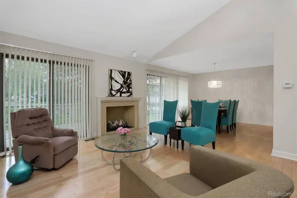 7273 Creeks Bend CT, West Bloomfield, MI 48322