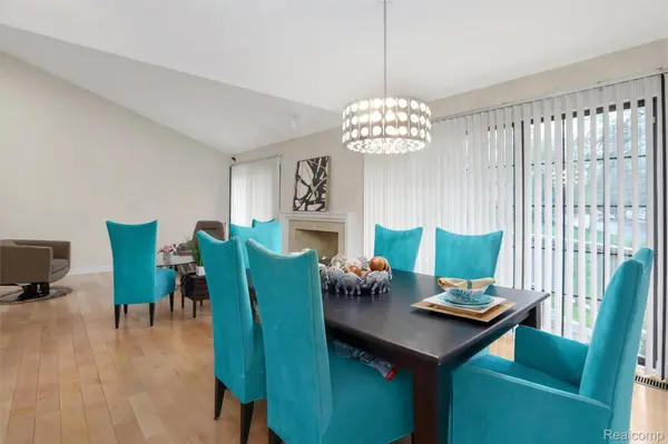 7273 Creeks Bend CT, West Bloomfield, MI 48322