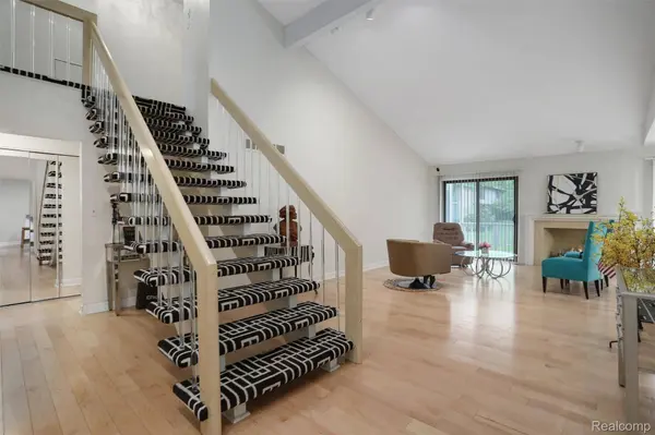7273 Creeks Bend CT, West Bloomfield, MI 48322