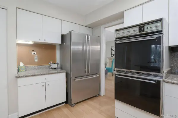 7273 Creeks Bend CT, West Bloomfield, MI 48322