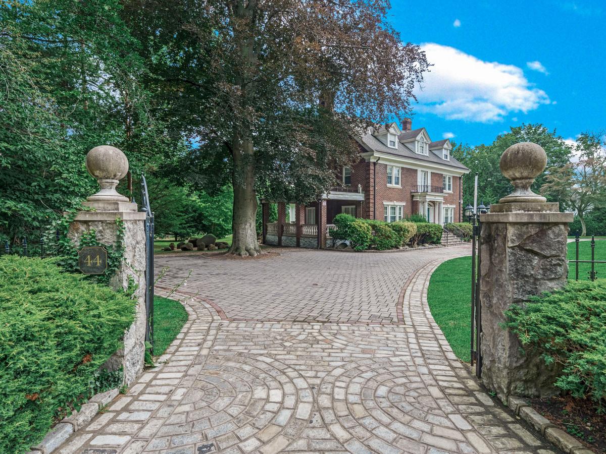 entrance 44 arbor glen cover home for sale
