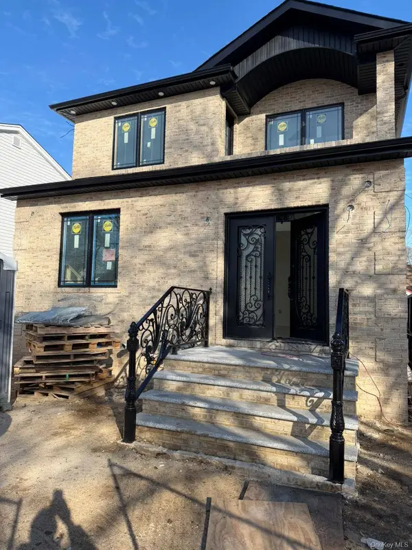918 N 6th ST, North New Hyde Park, NY 11040
