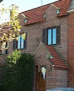 95-19 242nd ST, Floral Park, NY 11001