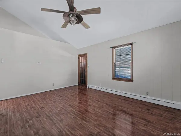 442 Oakwood RD, Huntington Station, NY 11746