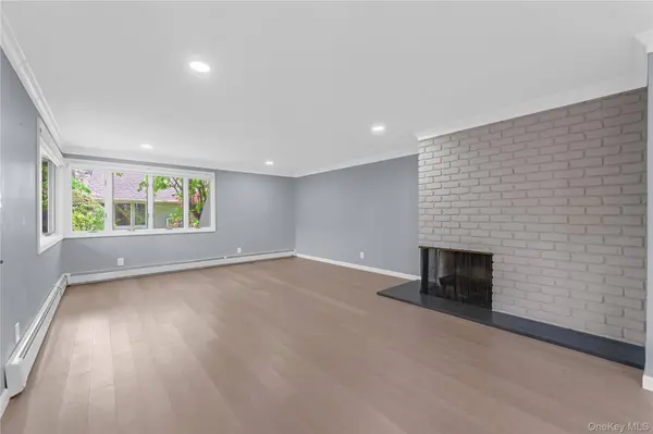 19 Ridge DR, Roslyn, NY 11576