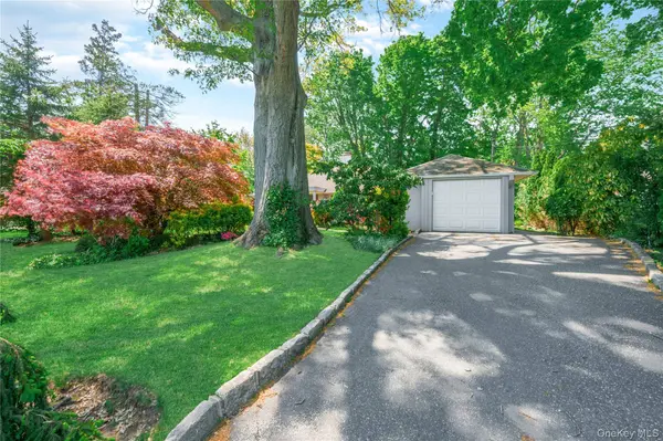 19 Ridge DR, Roslyn, NY 11576