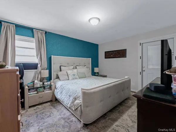 243-17 72nd AVE, Douglaston, NY 11362