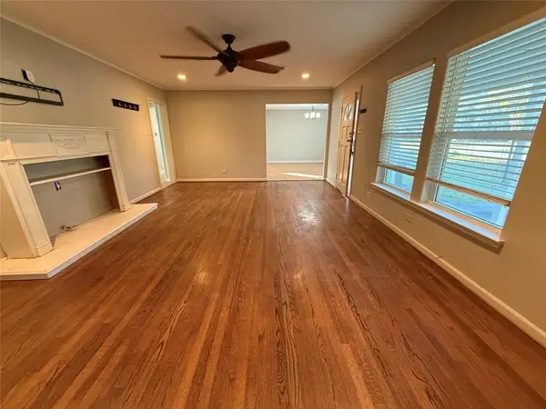 8109 Magnolia LN, Hitchcock, TX 77563