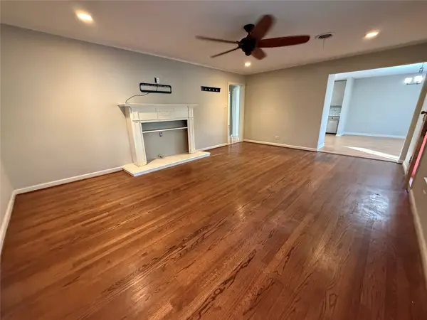 8109 Magnolia LN, Hitchcock, TX 77563