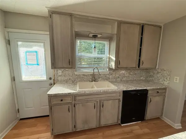 8109 Magnolia LN, Hitchcock, TX 77563