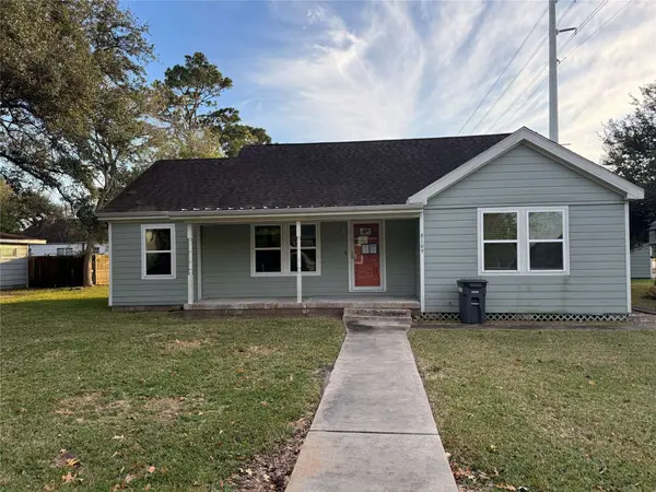 8109 Magnolia LN, Hitchcock, TX 77563