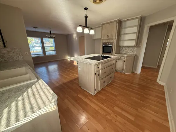 8109 Magnolia LN, Hitchcock, TX 77563