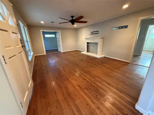 8109 Magnolia LN, Hitchcock, TX 77563