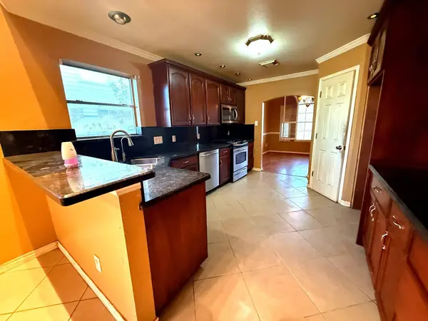 914 Chase Creek CIR, Bacliff, TX 77518