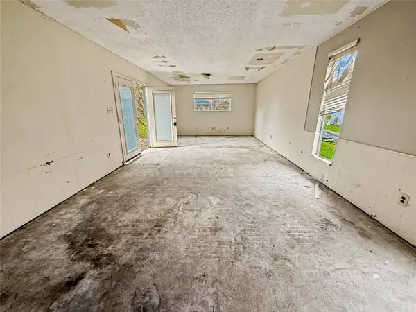 613 Center Way ST, Lake Jackson, TX 77566