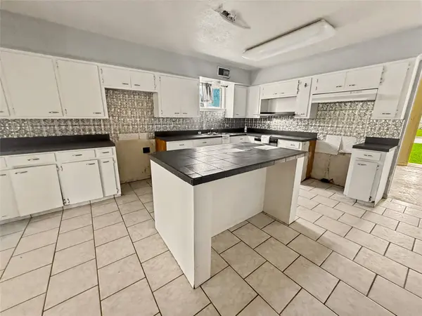 613 Center Way ST, Lake Jackson, TX 77566