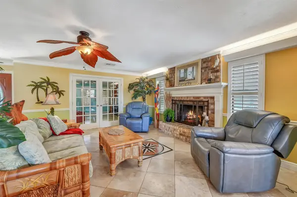 7806 Pruitt DR, Galveston, TX 77554